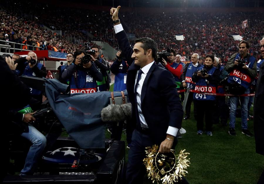 Valverde recibe un homenaje ante Olympiacos.