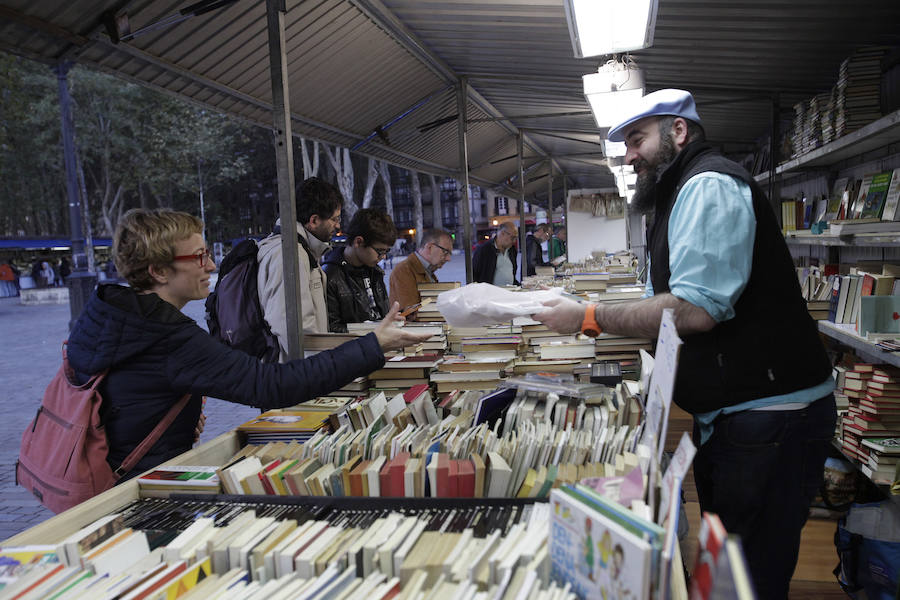 Un paseo entre &#039;quijotes&#039; e intrigas por las Feria del Libro Antiguo de Bilbao