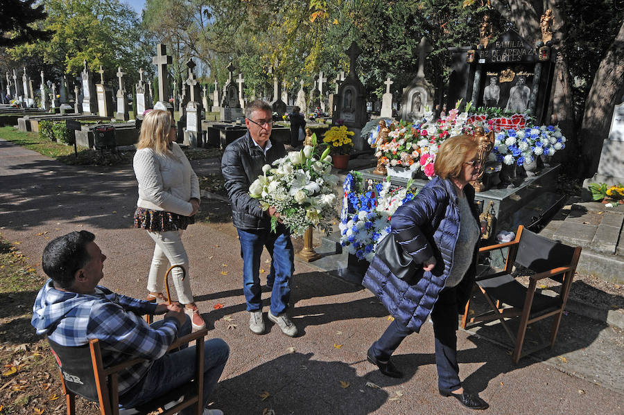Multitud de personas se han acercado este miércoles a los cementerios de la provincia para recordar a sus seres queridos fallecidos