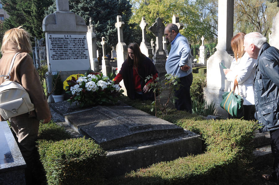Multitud de personas se han acercado este miércoles a los cementerios de la provincia para recordar a sus seres queridos fallecidos