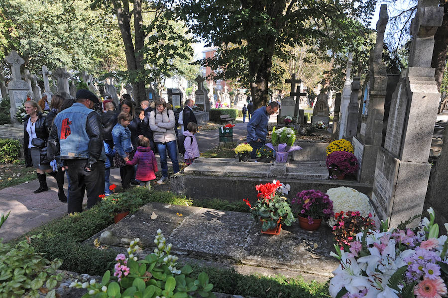 Multitud de personas se han acercado este miércoles a los cementerios de la provincia para recordar a sus seres queridos fallecidos