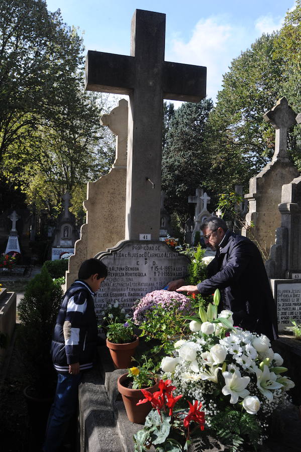 Multitud de personas se han acercado este miércoles a los cementerios de la provincia para recordar a sus seres queridos fallecidos