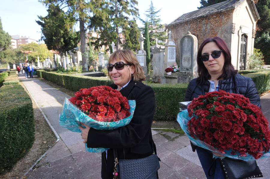 Multitud de personas se han acercado este miércoles a los cementerios de la provincia para recordar a sus seres queridos fallecidos