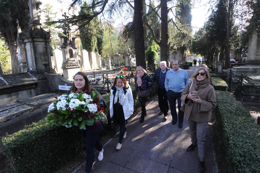 Multitud de personas se han acercado este miércoles a los cementerios de la provincia para recordar a sus seres queridos fallecidos