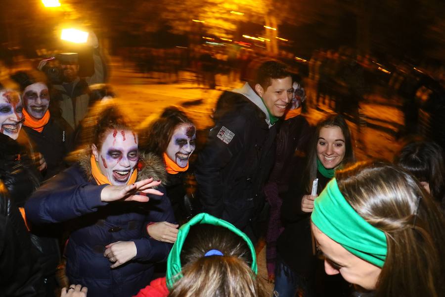 La primera yincana de temática zombi organizada por Gauekoak y la asociación cultural Enaxi reúne a cientos de personas en el barrio vitoriano