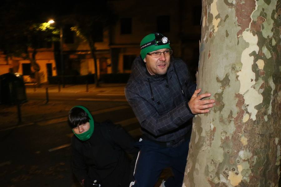 La primera yincana de temática zombi organizada por Gauekoak y la asociación cultural Enaxi reúne a cientos de personas en el barrio vitoriano