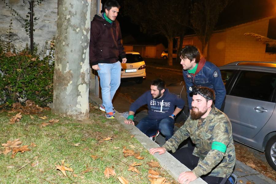 La primera yincana de temática zombi organizada por Gauekoak y la asociación cultural Enaxi reúne a cientos de personas en el barrio vitoriano