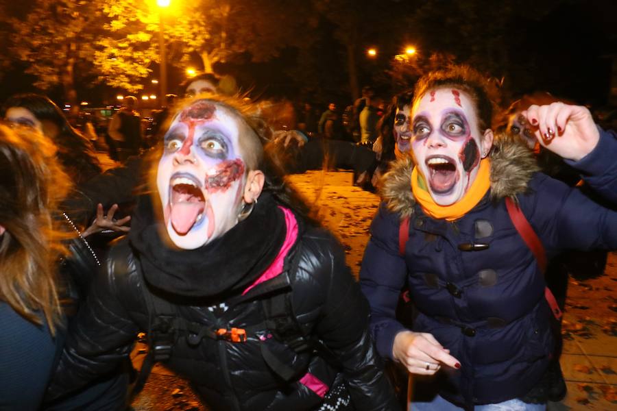 La primera yincana de temática zombi organizada por Gauekoak y la asociación cultural Enaxi reúne a cientos de personas en el barrio vitoriano