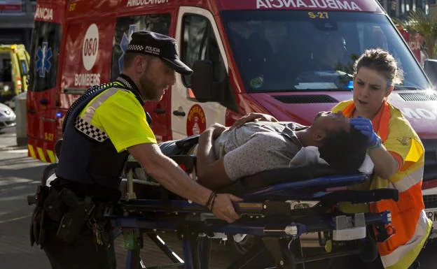 Los servicios sanitarios atienden a uno de los heridos en los atentados de Cataluña de agosto.