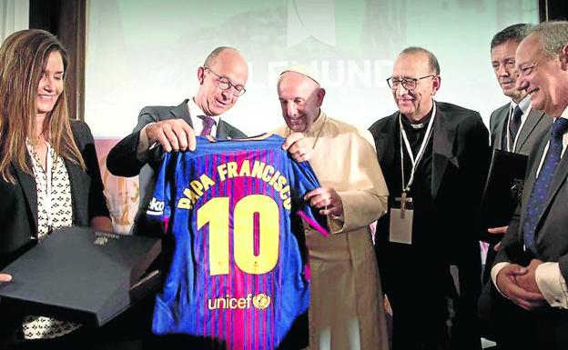 El Papa Francisco y el arzobispo de Barcelona, el cardenal Juan José Omella, posaron la semana pasada con una camiseta del Barcelona.