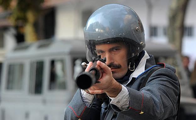 Imagen principal - Tres momentos del rodaje de 'Vitoria. 3 de marzo'.