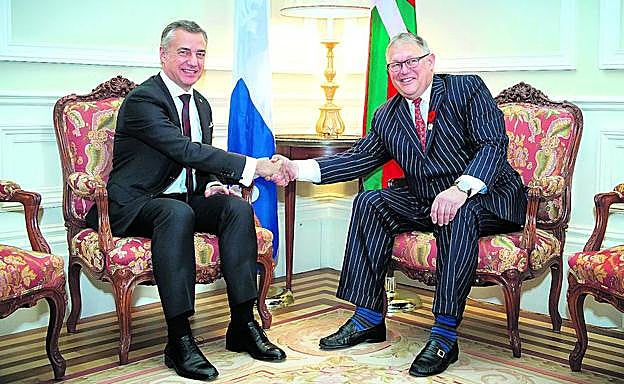 El lehendakari estrecha la mano del presidente de la Asamblea Nacional de Quebec, Jacques Chagnon. 