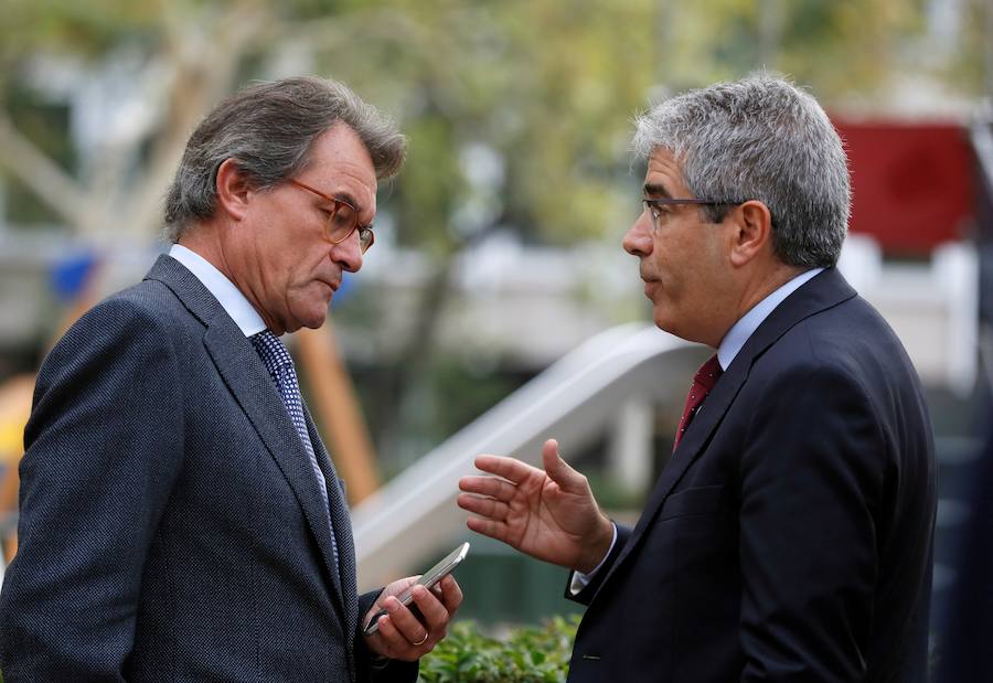 El expresidente de la Generalitat Artur Mas,iz., conversa con Francesc Homs,d., en las inmediaciones de la Audiencia Nacional.