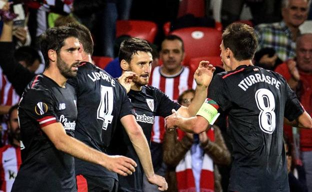 Aduriz celebra su gol con sus compañeros durante el partido frente al Ostersunds de la Europa League.