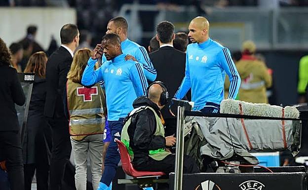 Patrice Evra deja el terreno del juego tras ser expulsado antes de empezar. 