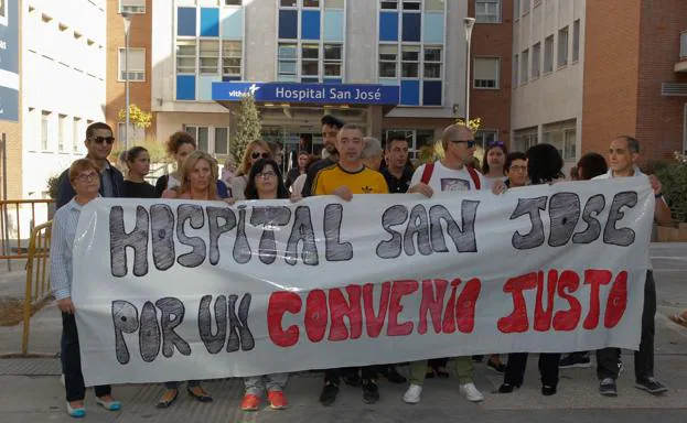 Trabajadores del Hospital Vithas San José en una de las jornadas de huelga
