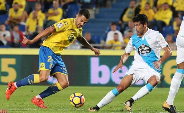 Vitolo, controlando el balón ante Juanfran Moreno.