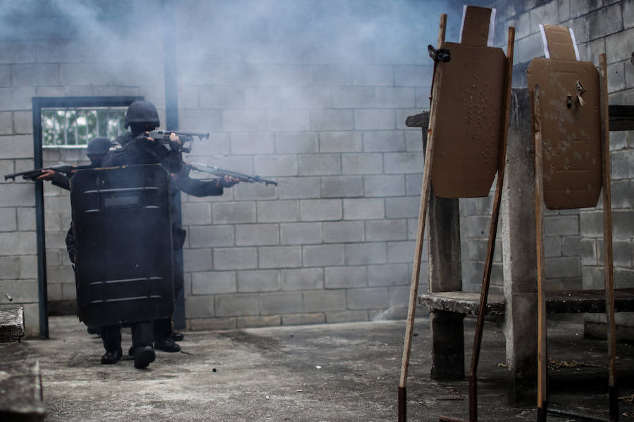 Si hay una unidad policial que impone respeto entre los presos de Río de Janeiro es el GIT, el Grupo de Intervención Táctica, cuyo único objetivo es poner fin a las rebeliones y motines en el sistema carcelario.