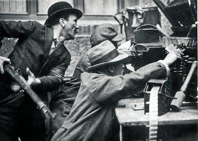 Imagen secundaria 1 - Soldados alimentando un horno durante una huelga en el País Vasco en 1917 / Milicianos en Berlín, en 1919 / Dolores Ibarruri ‘Pasionaria’. 