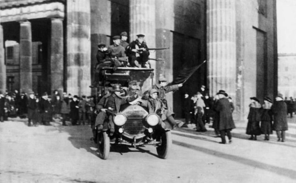 Belín. Revueltas de 1919 ante la puerta de Brandemburgo. 