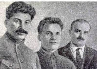 Imagen secundaria 1 - A partir de la primera foto (1926), desaparecen los fusilados Nikolai Komarov (en 1937) y Nikolai Antipov (1941), y Nikolai Shvenrick, en su caso por razones que se ignoran. Solo Kirov, asesinado por rebeldes en 1934 (para algunos, ordenado por el propio Stalin), siguió junto al líder.