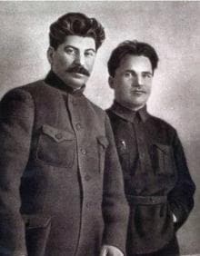 Imagen secundaria 2 - A partir de la primera foto (1926), desaparecen los fusilados Nikolai Komarov (en 1937) y Nikolai Antipov (1941), y Nikolai Shvenrick, en su caso por razones que se ignoran. Solo Kirov, asesinado por rebeldes en 1934 (para algunos, ordenado por el propio Stalin), siguió junto al líder.
