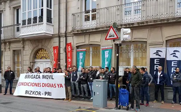 Los Bizkor, en la protesta frente al Parlamento vasco.