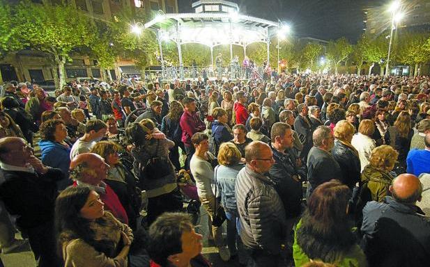 Centenares de personas se concentraron ayer en la Plaza del Ensanche de Irun para mostrar su apoyo a la vecina que apareció inconsciente el pasado martes