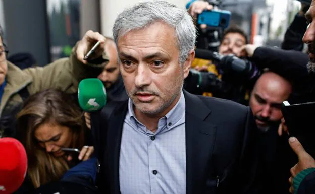 JOse Mourinho, a la salida del Juzgado. 