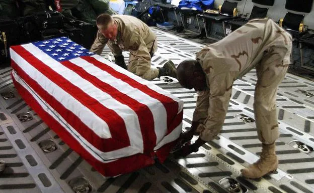 Traslado del cadáver de un militar americano muerto en acción.