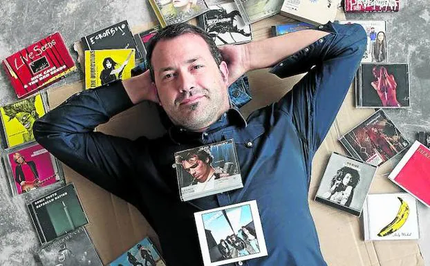 Santiago posa en su oficina aún en obras, rodeado de los discos que han marcado su vida.