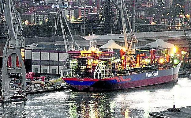 La draga permanece amarrada en el muelle de La Naval, a la espera de una solución.