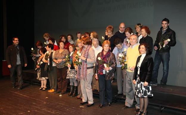 El Ayuntamiento de Leioa fue el primero en homenajear a sus cuidadores en 2011. / PEDRO URRESTI