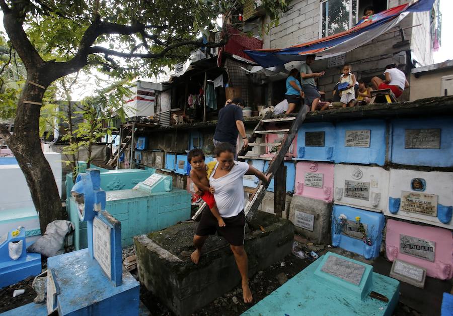 Miles de personas nacen, crecen, tienen hijos y mueren en los cementerios de Manila. Duermen en los panteones, ven la tele en las lápidas, juegan con los huesos...