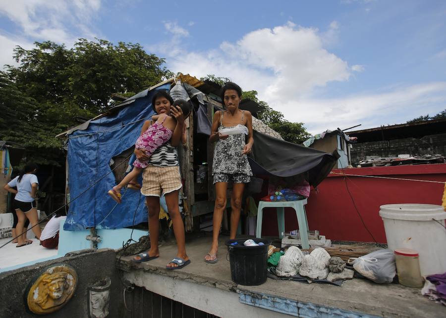 Miles de personas nacen, crecen, tienen hijos y mueren en los cementerios de Manila. Duermen en los panteones, ven la tele en las lápidas, juegan con los huesos...