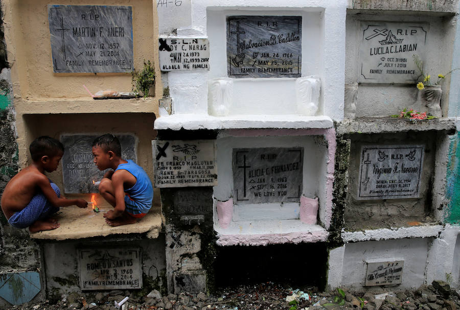 Miles de personas nacen, crecen, tienen hijos y mueren en los cementerios de Manila. Duermen en los panteones, ven la tele en las lápidas, juegan con los huesos...