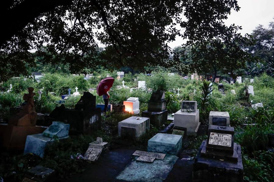 Miles de personas nacen, crecen, tienen hijos y mueren en los cementerios de Manila. Duermen en los panteones, ven la tele en las lápidas, juegan con los huesos...