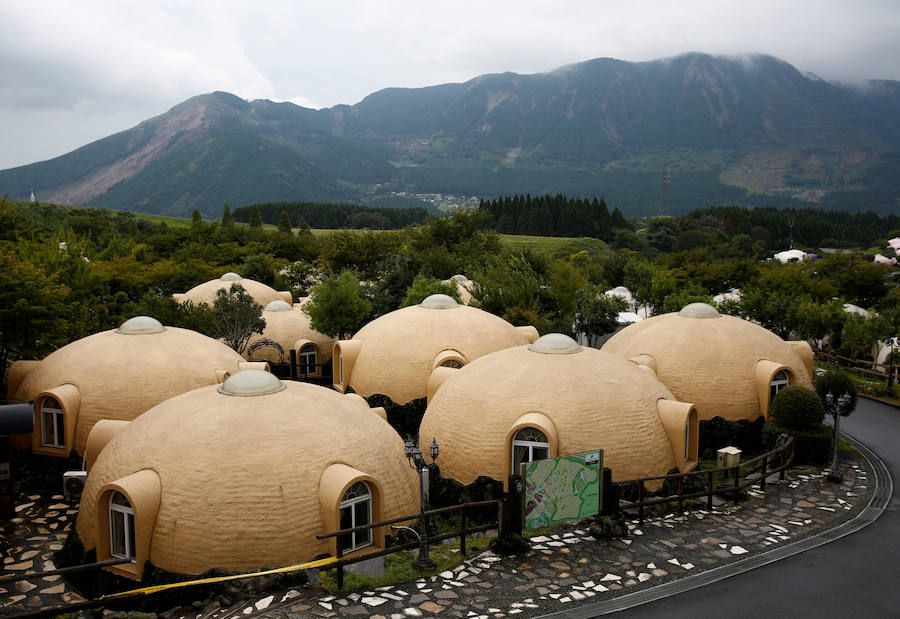 En la ciudad japonesa de Aso hay unas cúpulas preparadas para resistir cualquier temblor de la tierra y decoradas con flores o el famoso oso Kumamon.