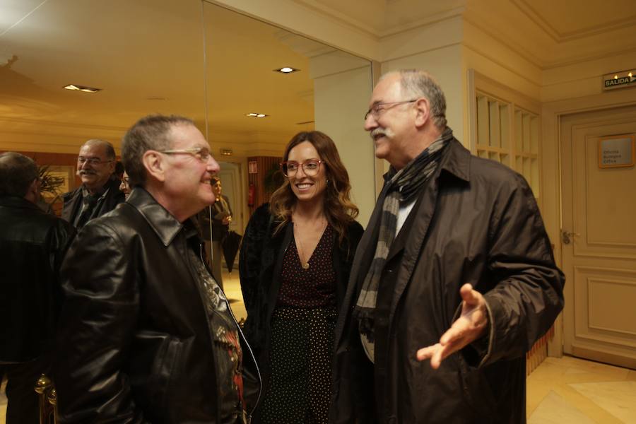 Pedro Subijana y su hija charlan con el crítico Rafael García Santos, el homenajeado.