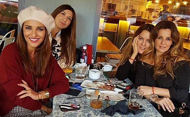 Paula Echevarría junto a sus amigas.