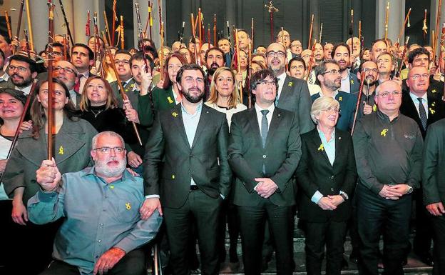 Puigdemont y los exconsellers que se mantienen en Bélgica posan ayer con los 200 alcaldes independentistas.