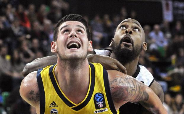 Galería. Gladness pelea por un rebote con Radosavljevic.