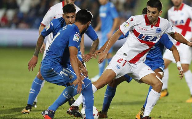 Un momento del partido de ida entre el Alavés y el Getafe. 