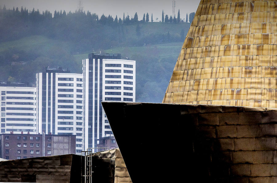 El Museo Guggenheim en primer plano y las torres de viviendas de Basurto al fondo.