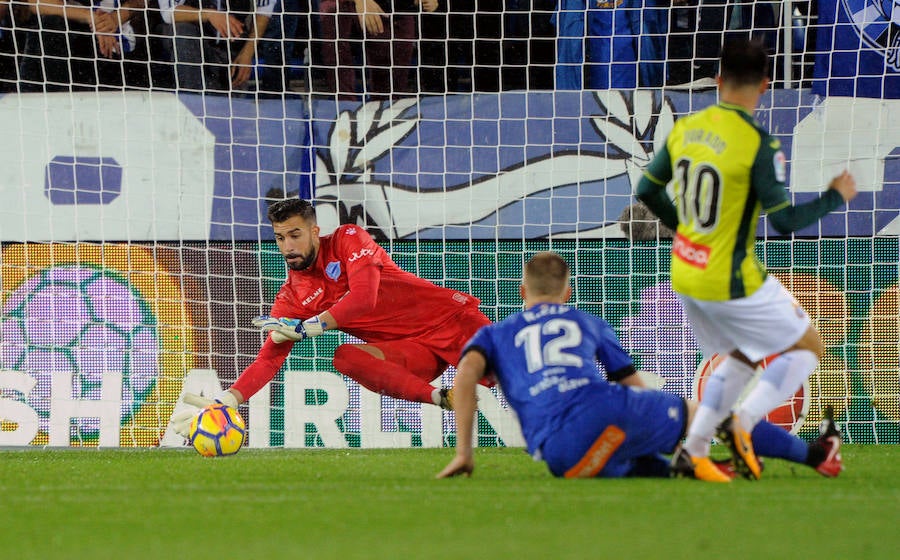 Pacheco detiene un balón en el partido ante el Espanyol. 