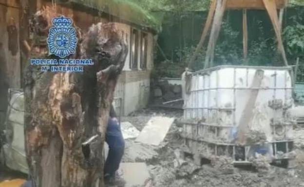 La Policía Nacional ha necesitado excavadoras para sacar parte del alijo encontrado.