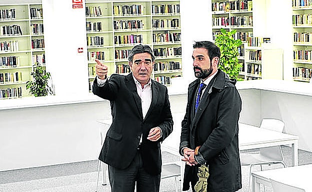 El alcalde y el concejal de Urbanismo en la biblioteca. 
