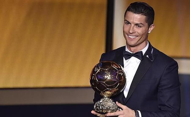 Cristiano Ronaldo, con uno de sus cuatro Balones de Oro. 