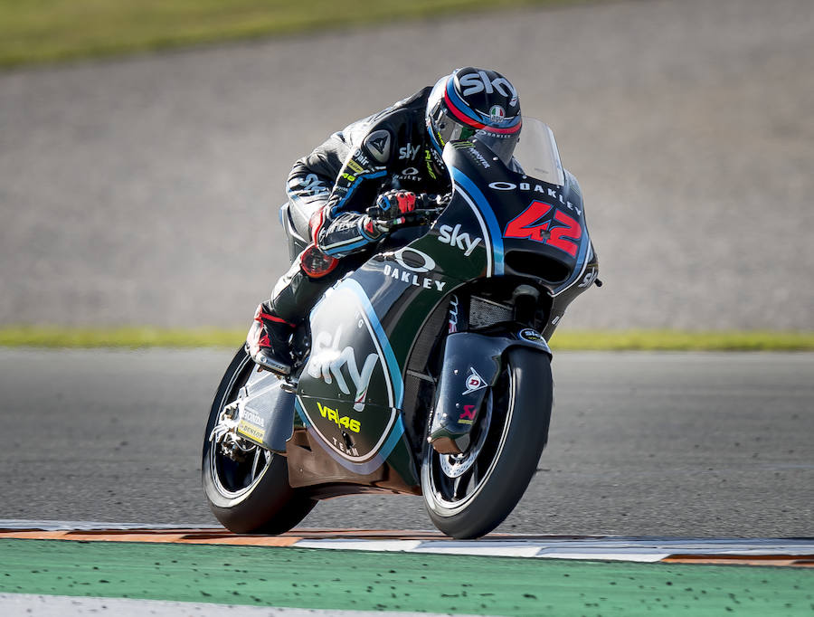 Bagnaia dominó buena parte de la segunda tanda de pruebas en Moto2 al rodar en su quinta vuelta en 1:35.859, que se quedaba a doce milésimas de segundo de Oliveira, quien continúa con una racha de éxitos sobre la KTM que comenzó con su victoria en Australia.