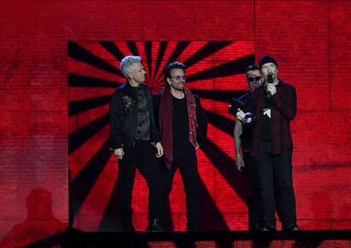Imagen secundaria 1 - Arriba, la impactante coreografía de Camila Cabello, Mejor artista Pop. Debajo, U2 recoge el premio 'Global Icon' y Rita Ora, con uno de sus extravagantes 'looks'.